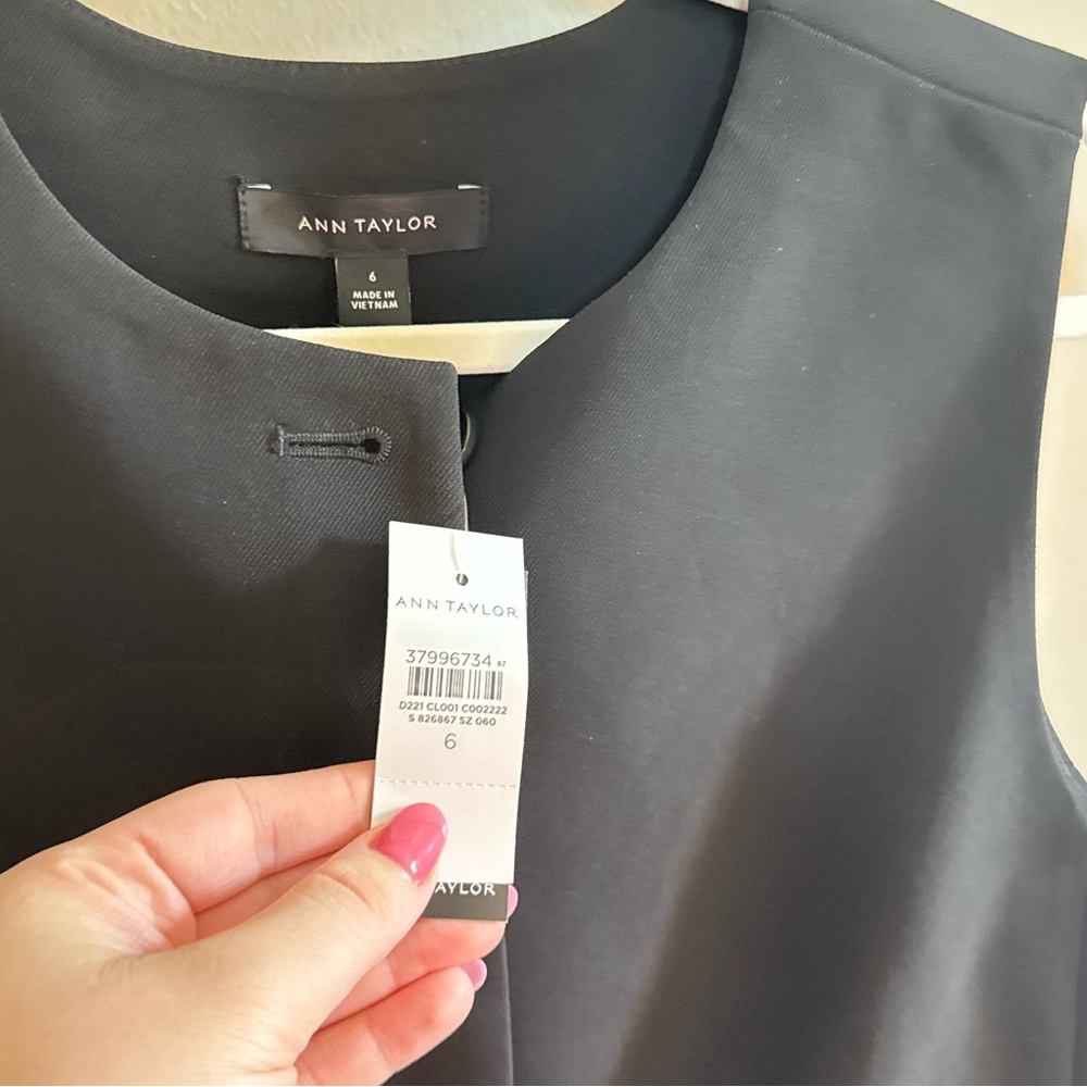 Ann Taylor โข NWT The Cropped Vest Fluid Crepe in Black Size 6 Chic Quiet Luxury - Picture 8 of 14